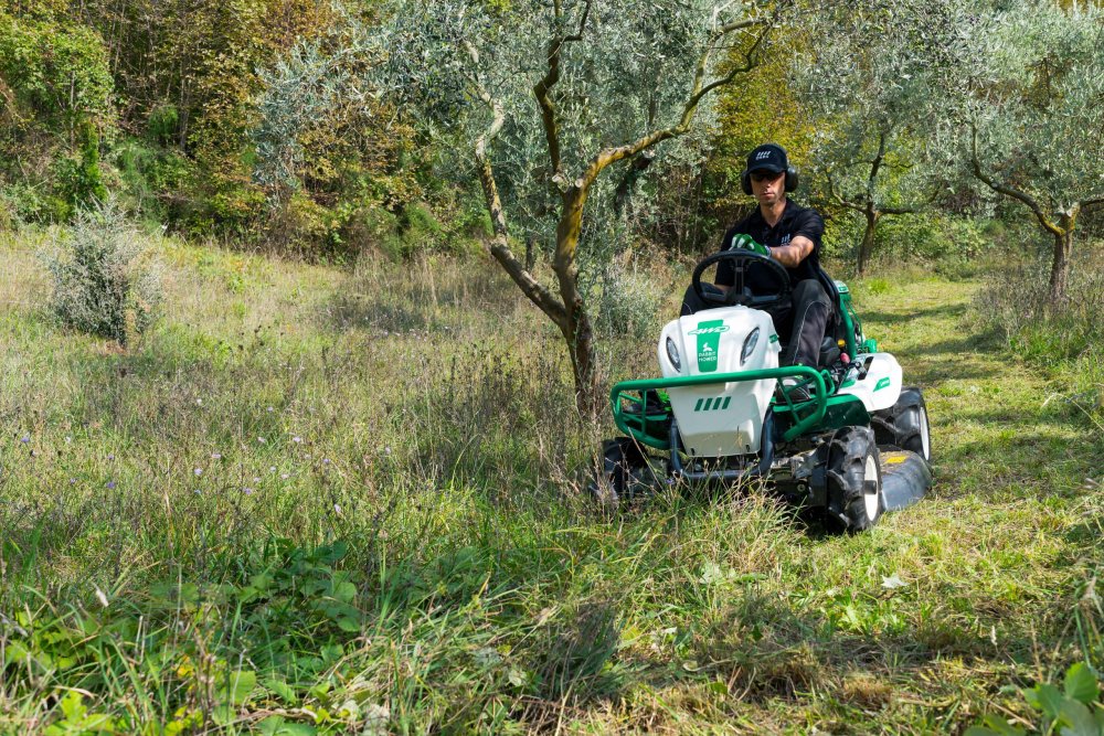 Tagliaerba idrostatico Rabbit Mower RM982F 4WD OREC Rider falciatutto da pendenza o erba alta Memigavi.it